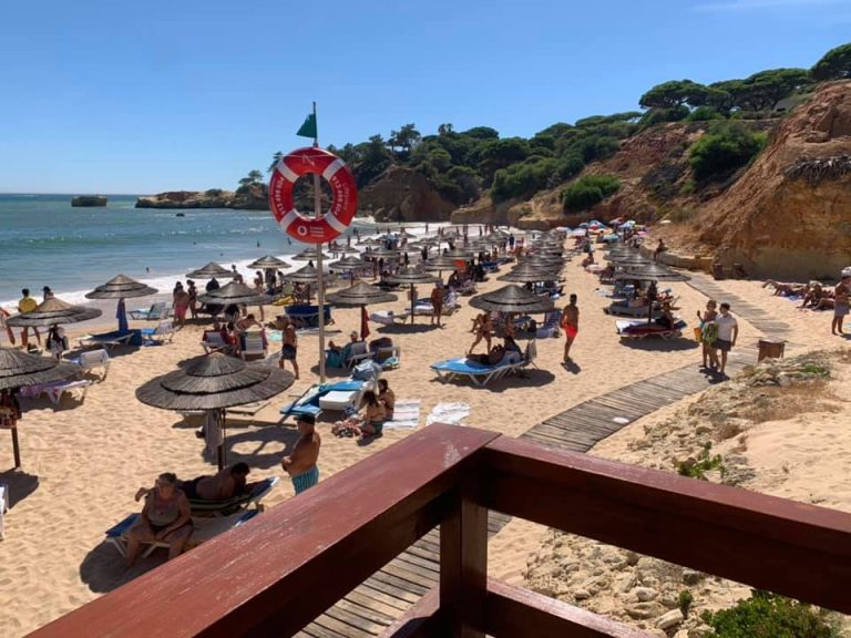 Peixe grelhado na brasa