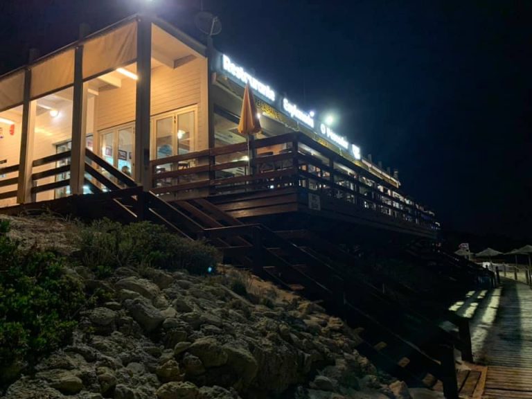 Mesa com vista para o mar